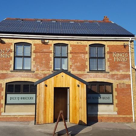 Готель Kings Head Capel Hendre Екстер'єр фото